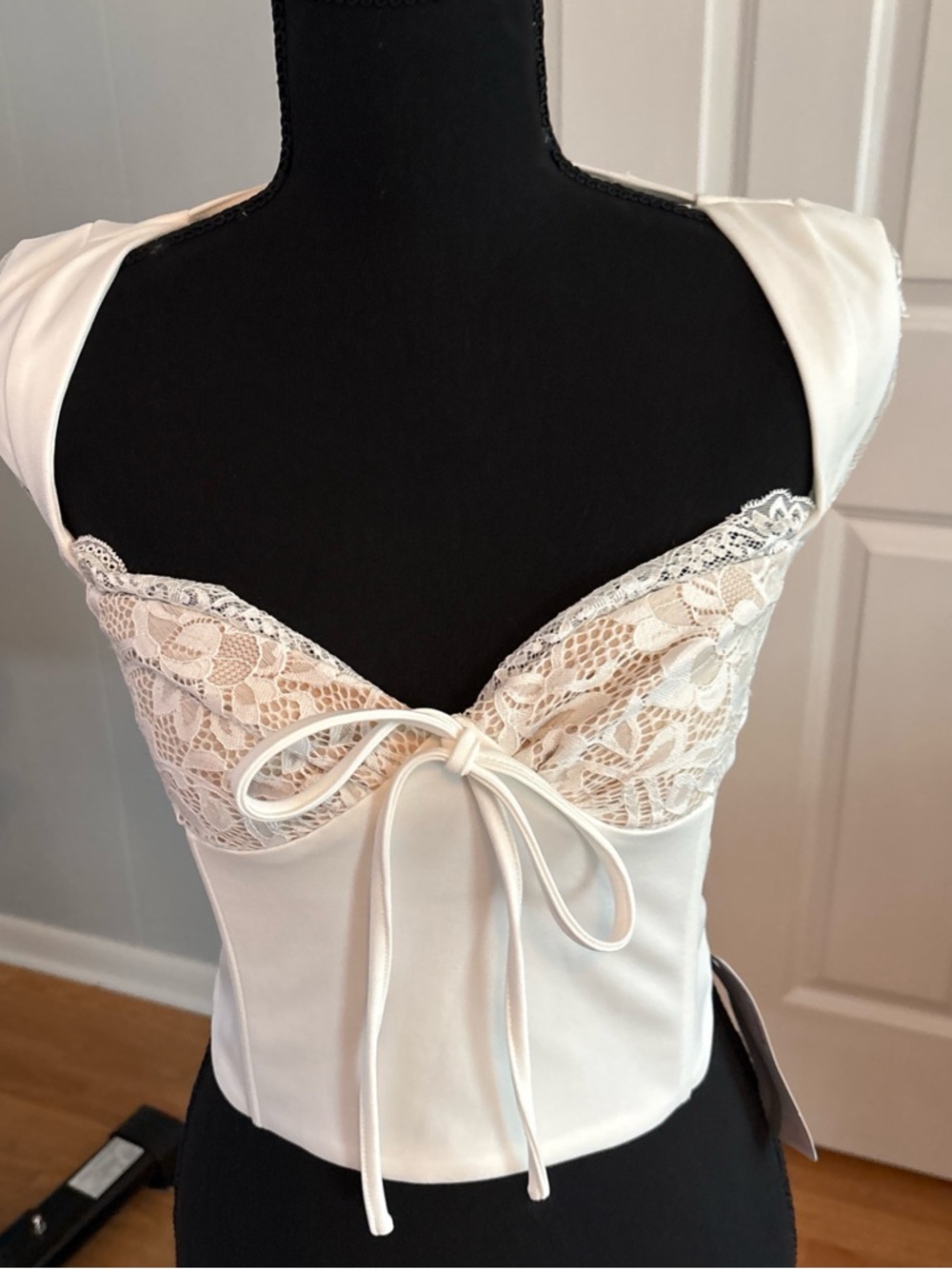 Women’s White Lace Tie-Front Bustier Crop Top